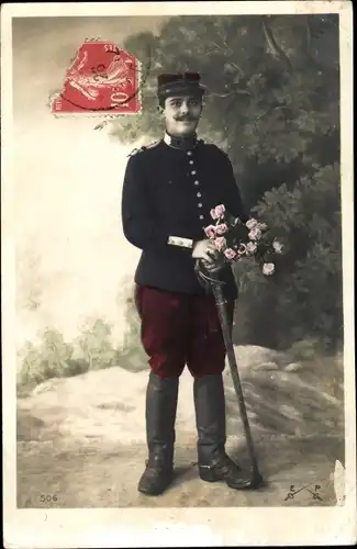 Ak Französischer Soldat in Uniform, Standportrait