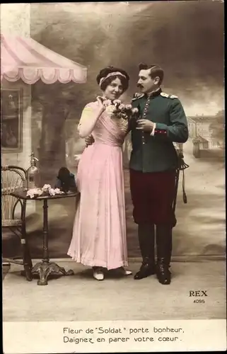 Ak Fleur de Soldat porte bonheur, französischer Soldat in Uniform mit Frau