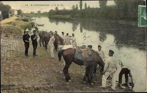 Ak A l'abreuvoir, französische Soldaten mit Pferden