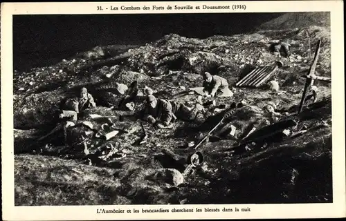 Ak Les Combats des Forts de Souville et Douaumont 1916, l'Aumonier et brancardiers cherchent blesses