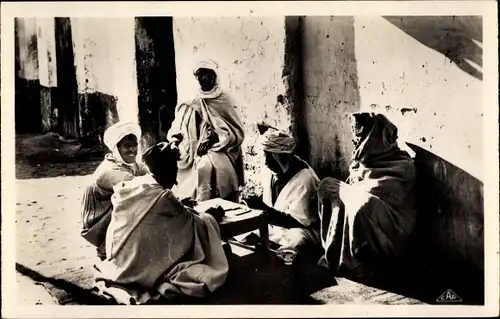 Ak Scenes et Types, Volkstypen Maghreb, Une partie de Dominos, Araber