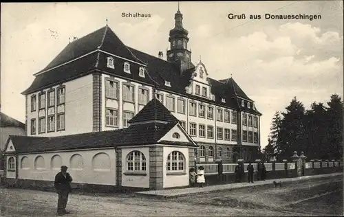 Ak Donaueschingen im Schwarzwald, Straßenpartie mit Schulhaus