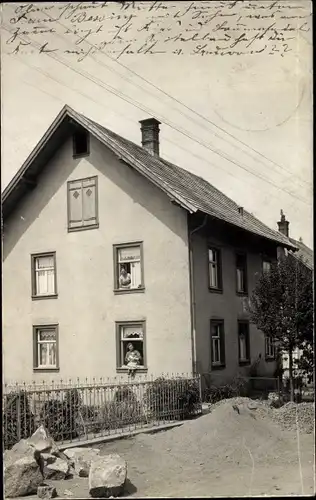 Foto Ak Vöhrenbach in Baden Württemberg, Partie an einem Wohnhaus, Straße im Bau