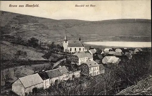 Ak Meerfeld in der Eifel, Blick auf den Ort mit Maar, Kirche