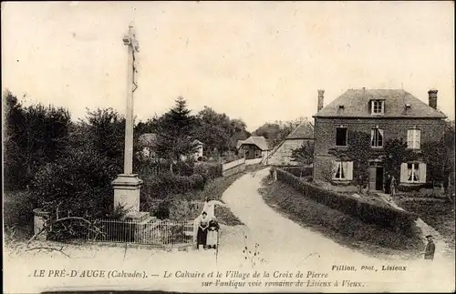 Ak Le Pré d'Auge Calvados, Le Calvaire et le Village de la Croix de Pierre