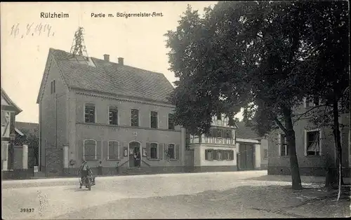Ak Rülzheim in der Pfalz, Partie mit Bürgermeisteramt, Mann mit Handkarren