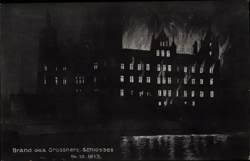 Ak Schwerin in Mecklenburg, Brand des Großherzoglichen Schlosses 14.12.1913