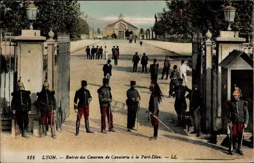 Ak Lyon Rhône, L'Entrée des Casernes de Cavalerie a la Port Dieu
