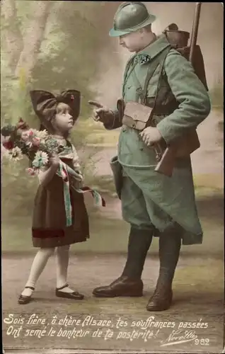 Ak Französischer Soldat in Uniform, Mädchen in Elsässer Tracht mit Blumenstrauß