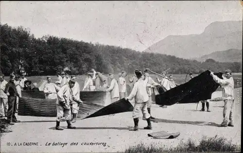 Ak A la Caserne, le battage des couvertures, französische Soldaten