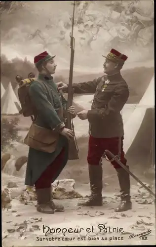 Ak Honneur et Patrie, französischer Soldat in Uniform bekommt einen Orden