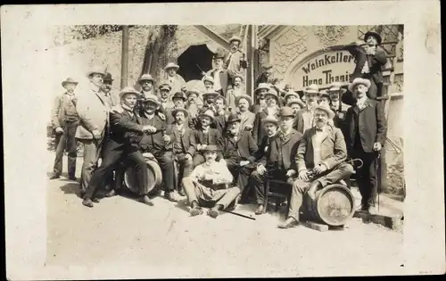 Foto Ak Bernkastel Kues an der Mosel, Weingut Hugo Thanisch, Männer, Gesangsverein Siegburg