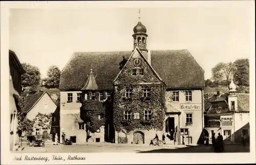 Ak Rastenberg Thüringen, Blick auf das bewachsene Rathaus