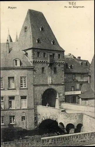 Ak Mayen in der Eifel, An der Burgmauer