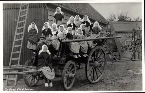 Ak Walcheren Zeeland Niederlande, Kinder in Trachten, Fuhrwerk