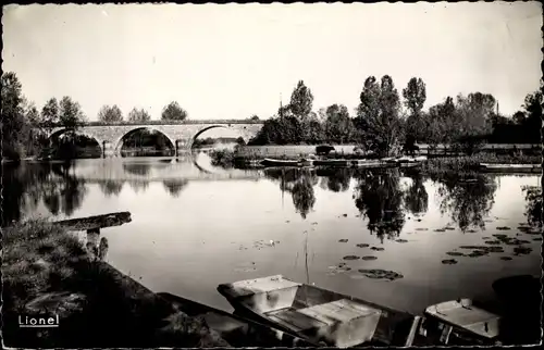 Ak Soucelles Maine et Loire, Flusspartie, Boot, Brücke