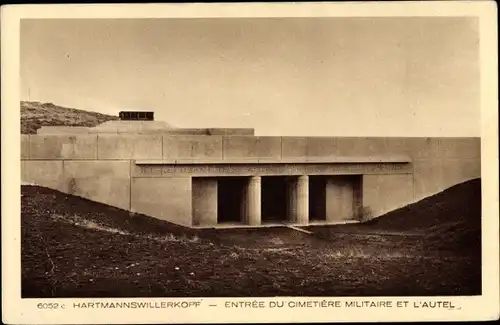 Ak Hartmannswiller Hartmannsweiler Elsass Haut Rhin, entrée du cimetière militaire et l'autel