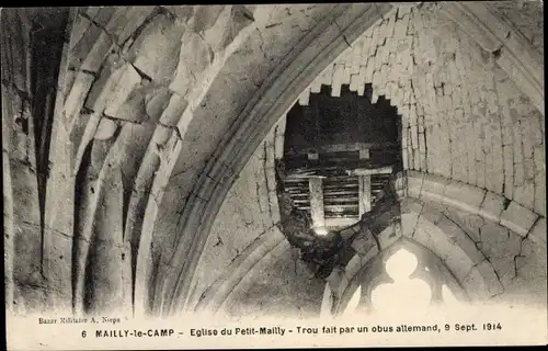Ak Mailly le Camp Aube, Église du Petit-Mailly, Trou fait par un obus allemand, Bombeneinschlag