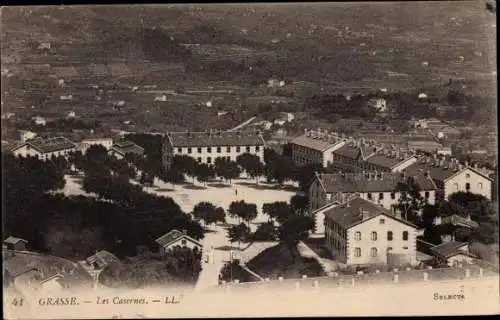 Ak Grasse Alpes Maritimes, Les Casernes, Vogelschau, Gebäude, Exerzierplatz