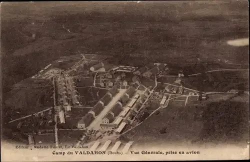 Ak Le Valdahon Doubs, Camp de Valdahon, Casernes, Fliegeraufnahme