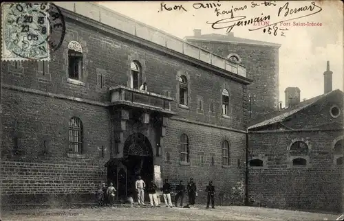 Ak Lyon Rhône, Fort Saint Irénée, Gebäueansicht, Soldaten