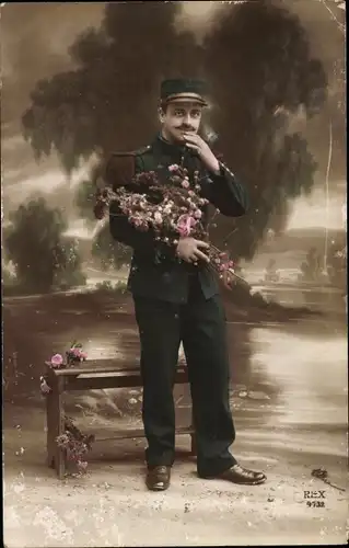 Ak Französischer Soldat in Uniform mit Blumenstrauß