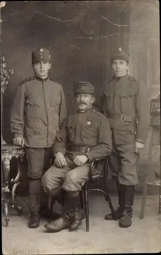 Foto Ak Drei KuK Soldaten in Uniformen, Portrait