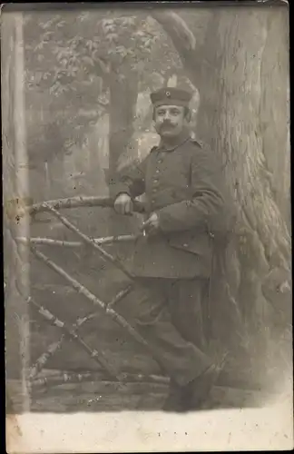 Foto Ak Deutscher Soldat in Uniform, Portrait mit Zigarette