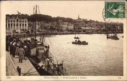 Ak Trouville sur Mer Calvados, Französisches Kriegsschiff, Torpilleur, Blick auf den Ort, Hafen