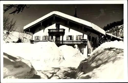 Foto Ak Unterwössen in Oberbayern, Berghütte im Winter
