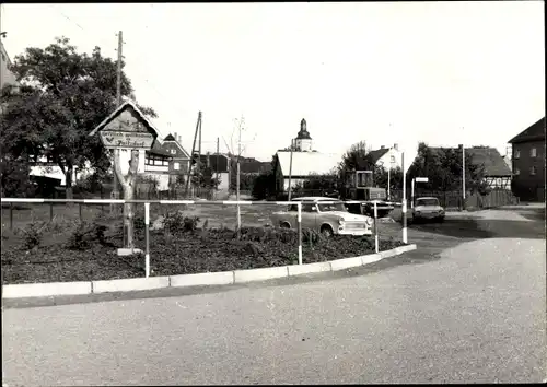 Foto Ak Paitzdorf in Thüringen, Straßenpartie, Trabant