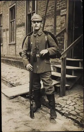 Foto Ak Deutscher Soldat in Uniform, Gewehr, Frankreich 1. WK, Portrait