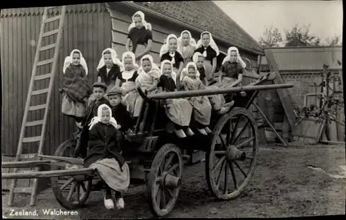 Ak Walcheren Zeeland, Kinder in Trachten, Gruppenportrait, Heukarren