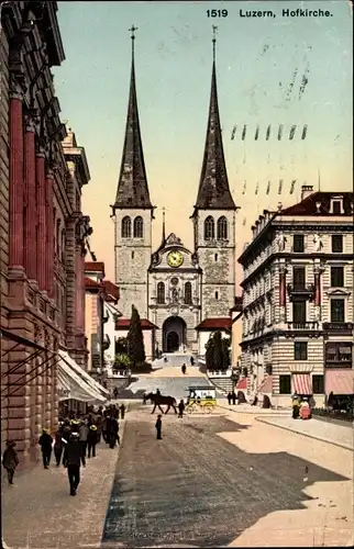 Ak Luzern, Blick zur Hofkirche, Geschäfte, Fußgänger