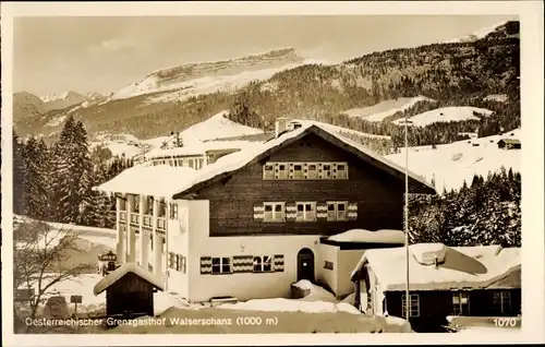 Ak Riezlern Mittelberg in Vorarlberg, Grenzgasthof Walserschanz, Winteransicht