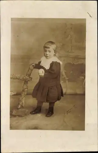 Foto Ak Pierrefitte en Auge Calvados, Portrait eines Kindes