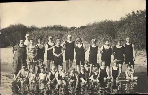 Foto Ak Personen in Badeanzügen, Gruppenaufnahme 1925