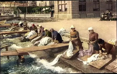 Ak Italien, Frauen waschen Wäsche am Ufer