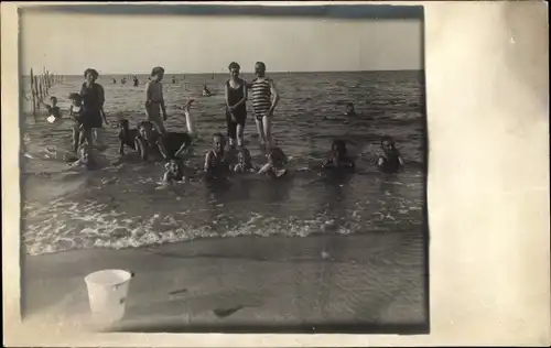 Foto Ak Personen in Badeanzügen im Meer