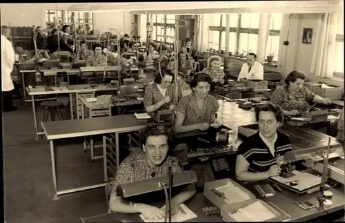 Foto Frauen an Tischen in einer Fabrik, Arbeiterinnen