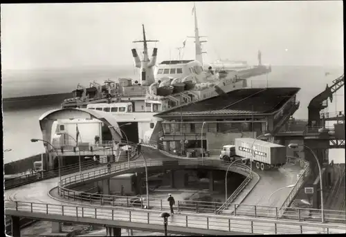 Ak Sassnitz auf Rügen, Blick auf den Fährhafen, LKW