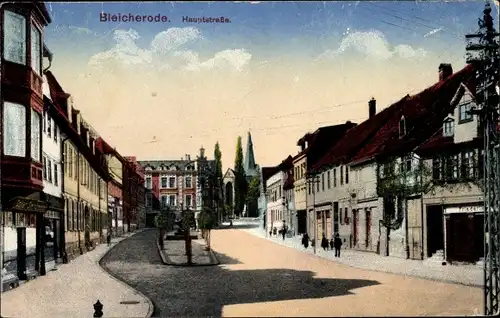 Ak Bleicherode Thüringen, Hauptstraße, Wohnhäuser, Brunnen, Blick zur Kirche