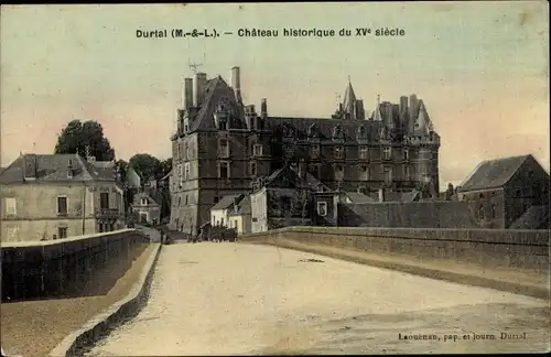 Ak Durtal Maine et Loire, Château historique du XVe siècle, Blick über die Brücke