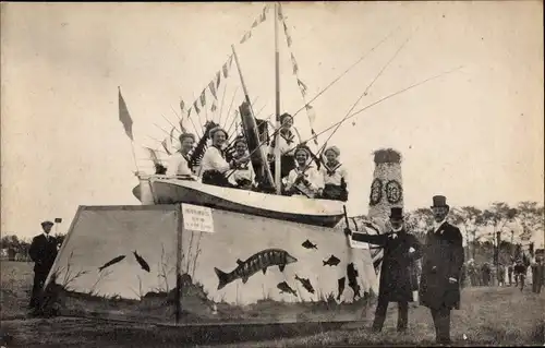 Ak Groningen Niederlande, Historisch-allegorische Optocht, 10. Sept. 1913, Festwagen Angler, Boot