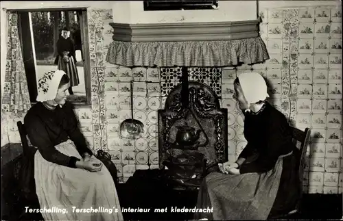 Ak Terschelling Friesland Niederlande, Terschelling's interieur met klederdracht