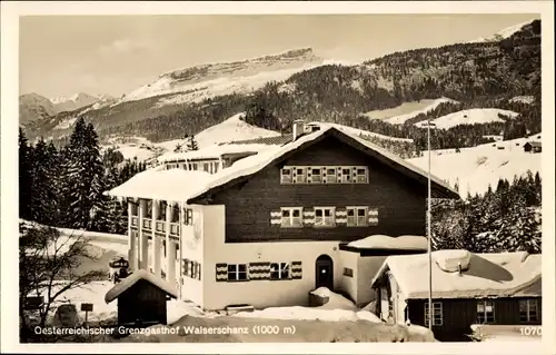 Ak Riezlern Mittelberg in Vorarlberg, Grenzgasthof Walserschanz, Winteransicht