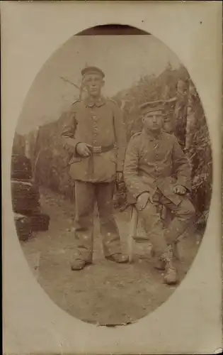 Foto Ak 2 Deutsche Soldaten in Uniformen, Portrait, I WK