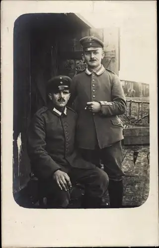 Foto Ak Zwei Deutsche Soldaten in Uniformen, Portrait, Zigarre, I WK