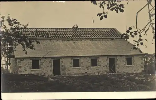 Foto Ak Zwei Männer auf einem halb gedeckten Haus, Hausbau, Baustelle, Dachdecker