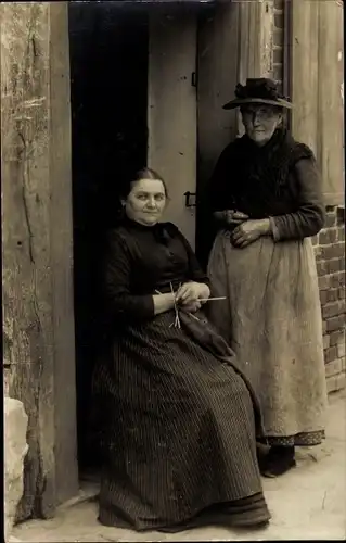 Foto Ak Zwei ältere Frauen mit Strickzeug, Portrait
